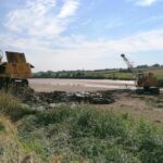 11.08.2020. Kazimierza Wielka. Czyszczenie tak zwanego łapacza na zbiorniku retencyjno-rekreacyjnym / Marta Gajda / Radio Kielce