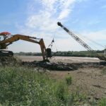 11.08.2020. Kazimierza Wielka. Czyszczenie tak zwanego łapacza na zbiorniku retencyjno-rekreacyjnym / Marta Gajda / Radio Kielce