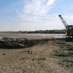 11.08.2020. Kazimierza Wielka. Czyszczenie tak zwanego łapacza na zbiorniku retencyjno-rekreacyjnym / Marta Gajda / Radio Kielce