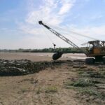 11.08.2020. Kazimierza Wielka. Czyszczenie tak zwanego łapacza na zbiorniku retencyjno-rekreacyjnym / Marta Gajda / Radio Kielce