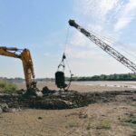 11.08.2020. Kazimierza Wielka. Czyszczenie tak zwanego łapacza na zbiorniku retencyjno-rekreacyjnym / Marta Gajda / Radio Kielce