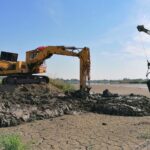 11.08.2020. Kazimierza Wielka. Czyszczenie tak zwanego łapacza na zbiorniku retencyjno-rekreacyjnym / Marta Gajda / Radio Kielce