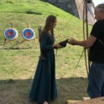 01.08.2020. Sandomierz. Strzelanie z łuku do słomianej tarczy. Na zdjęciu (po lewej): Katarzyna Szeląg - Chorągiew Rycerstwa Ziemi Sandomierskiej / Grażyna Szlęzak-Wójcik / Radio Kielce