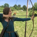 01.08.2020. Sandomierz. Strzelanie z łuku do słomianej tarczy. Na zdjęciu: Katarzyna Szeląg - Chorągiew Rycerstwa Ziemi Sandomierskiej / Grażyna Szlęzak-Wójcik / Radio Kielce