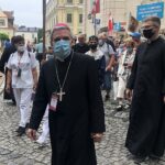 04.08.2020. Sandomierz. Pielgrzymka Ziemi Sandomierskiej  na Jasną Górę. Na zdjęciu (w środku): Jan Piotrowski, biskup sandomierski / Grażyna Szlęzak-Wójcik / Radio Kielce