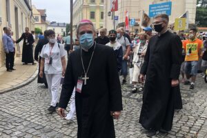 04.08.2020. Sandomierz. Pielgrzymka Ziemi Sandomierskiej  na Jasną Górę. Na zdjęciu (w środku): Jan Piotrowski, biskup sandomierski / Grażyna Szlęzak-Wójcik / Radio Kielce