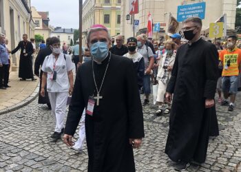 04.08.2020. Sandomierz. Pielgrzymka Ziemi Sandomierskiej  na Jasną Górę. Na zdjęciu (w środku): Jan Piotrowski, biskup sandomierski / Grażyna Szlęzak-Wójcik / Radio Kielce