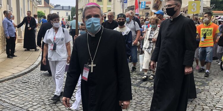 04.08.2020. Sandomierz. Pielgrzymka Ziemi Sandomierskiej  na Jasną Górę. Na zdjęciu (w środku): Jan Piotrowski, biskup sandomierski / Grażyna Szlęzak-Wójcik / Radio Kielce