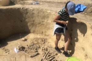 06.08.2020. Wilczyce. Grób odkryty przez archeologów / Grażyna Szlęzak-Wójcik / Radio Kielce