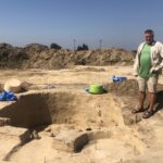 06.08.2020. Wilczyce. Grób odkryty przez archeologów. Na zdjęciu: dr Tomasz Boroń - Państwowa Akademia Nauk w Warszawie / Grażyna Szlęzak-Wójcik / Radio Kielce