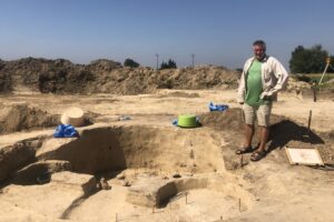 06.08.2020. Wilczyce. Grób odkryty przez archeologów. Na zdjęciu: dr Tomasz Boroń - Państwowa Akademia Nauk w Warszawie / Grażyna Szlęzak-Wójcik / Radio Kielce