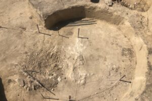 06.08.2020. Wilczyce. Grób odkryty przez archeologów / Grażyna Szlęzak-Wójcik / Radio Kielce