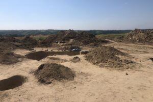 06.08.2020. Wilczyce. Grób odkryty przez archeologów / Grażyna Szlęzak-Wójcik / Radio Kielce