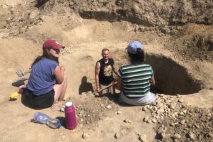 06.08.2020. Wilczyce. Grób odkryty przez archeologów / Grażyna Szlęzak-Wójcik / Radio Kielce