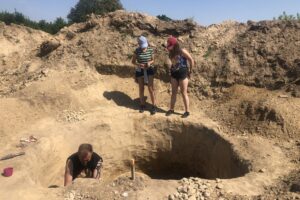 06.08.2020. Wilczyce. Grób odkryty przez archeologów / Grażyna Szlęzak-Wójcik / Radio Kielce