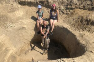 06.08.2020. Wilczyce. Grób odkryty przez archeologów / Grażyna Szlęzak-Wójcik / Radio Kielce