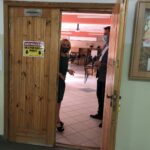 27.08.2020 Sandomierz. Wizytowanie sandomierskich szkół przed 1 września. Na zdjęciu Marcin Marzec - burmistrz Sandomierza, Małgorzata Szuba - dyrektor Szkoły Podstawowej nr 4 w Sandomierzu / Grażyna Szlęzak-Wójcik / Radio Kielce