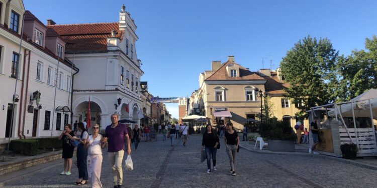 30.08.2020 Sandomierz. Turyści zwiedzają miasto / Grażyna Szlęzak-Wójcik / Radio Kielce