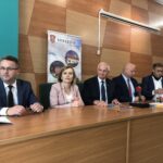 31.08.2020 Staszów. Podpisanie umów na budowę wodociągu i przydomowych oczyszczalni ścieków. Na zdjęciu od lewej: Leszek Kopeć - burmistrz Staszowa, Anna Krupka - wiceminister sportu, Marek Jońca - członek zarządu województwa świętokrzyskiego, Damian Szpak - wójt Rakowa, Łukasz Skórski - Urząd Marszałkowski Województwa Świętokrzyskiego / Grażyna Szlęzak-Wójcik / Radio Kielce