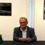 05.08.2020. Kielce. Konferencja prasowa przed XXVI Międzynarodowym Festiwalem Muzycznym im. Krystyny Jamroz w Busku-Zdroju. Na zdjęciu: Artur Jaroń - dyrektor artystyczny Międzynarodowego Festiwalu Muzycznego im. Krystyny Jamroz / Faustyna Terelak / Radio Kielce