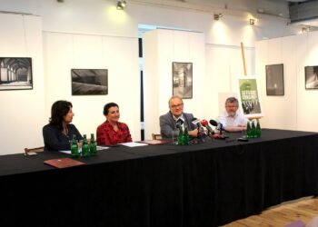 05.08.2020. Kielce. Konferencja prasowa przed XXVI Międzynarodowym Festiwalem Muzycznym im. Krystyny Jamroz w Busku-Zdroju. Na zdjęciu (od lewej): Augustyna Nowacka - dyrektor KCK, Karolina Kępczyk - dyrektor Buskiego Samorządowego Centrum Kultury, Artur Jaroń - dyrektor artystyczny Międzynarodowego Festiwalu Muzycznego im. Krystyny Jamroz, Robert Wieczorek - Kieleckie Centrum Kultury / Faustyna Terelak / Radio Kielce