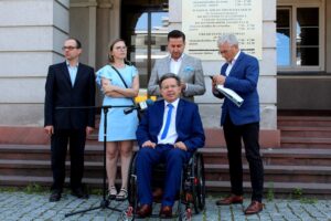 06.08.2020. Kielce. Podsumowanie półrocznej działalności Powiatowej Społecznej Rady ds. Osób Niepełnosprawnych. Na zdjęciu (od lewej): Paweł Słowik - sekretarz rady, Anna Kopcińska-Wielgus - członek rady, Kamil Suchański - wiceprzewodniczący rady, Andrzej Janowski - przewodniczący rady i Jerzy Pióro - Pełnomocnik Prezydenta Miasta Kielce ds. Osób Niepełnosprawnych / Faustyna Terelak / Radio Kielce