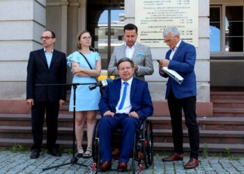 06.08.2020. Kielce. Podsumowanie półrocznej działalności Powiatowej Społecznej Rady ds. Osób Niepełnosprawnych. Na zdjęciu (od lewej): Paweł Słowik - sekretarz rady, Anna Kopcińska-Wielgus - członek rady, Kamil Suchański - wiceprzewodniczący rady, Andrzej Janowski - przewodniczący rady i Jerzy Pióro - Pełnomocnik Prezydenta Miasta Kielce ds. Osób Niepełnosprawnych / Faustyna Terelak / Radio Kielce