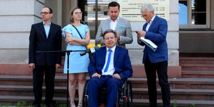 06.08.2020. Kielce. Podsumowanie półrocznej działalności Powiatowej Społecznej Rady ds. Osób Niepełnosprawnych. Na zdjęciu (od lewej): Paweł Słowik - sekretarz rady, Anna Kopcińska-Wielgus - członek rady, Kamil Suchański - wiceprzewodniczący rady, Andrzej Janowski - przewodniczący rady i Jerzy Pióro - Pełnomocnik Prezydenta Miasta Kielce ds. Osób Niepełnosprawnych / Faustyna Terelak / Radio Kielce