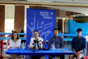 24.08.2020 Kielce. KTT. Konferencja przed premierą „Kopciuszka”. Na zdjęciu (od lewej): Małgorzata Kowalska, Elżbieta Pańtak - dyrektor Kieleckiego Teatru Tańca, Grzegorz Pańtak - zastępca dyrektora Kieleckiego Teatru Tańca i Aleksander Staniszewski / Faustyna Terelak / Radio Kielce