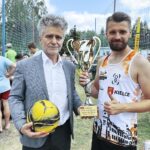 01.08.2020 Kielce. Basen przy ulicy Szczecińskiej. Senator Krzysztof Słoń i kapitan zwycięskiej drużyny "Trofex" w turnieju piłki plażowej o Puchar Senatora Słonia Grzegorz Gębski / Jarosław Kubalski / Radio Kielce