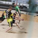 01.08.2020 Kielce. Basen przy ulicy Szczecińskiej. Turniej piłki nożnej plażowej  / Jarosław Kubalski / Radio Kielce