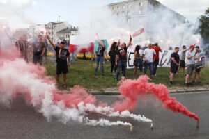 01.08.2020 Kielce. Uroczystości w 76. rocznicę wybuchu Powstania Warszawskiego. Race na rondzie Giedroycia / Jarosław Kubalski / Radio Kielce