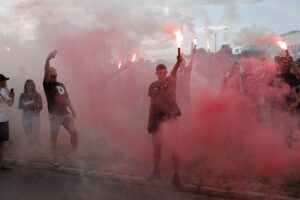 01.08.2020 Kielce. Uroczystości w 76. rocznicę wybuchu Powstania Warszawskiego. Race na rondzie Giedroycia / Jarosław Kubalski / Radio Kielce