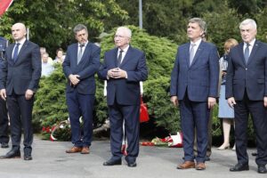 01.08.2020 Kielce. Uroczystości pod pomnikiem "Harcerzom poległym za Ojczyznę" na Skwerze Szarych Szeregów w 76. rocznicę wybuchu Powstania Warszawskiego. Od lewej: wicewojewoda Rafał Nowak, wiceprzewodniczący rady miasta Jarosław Karyś, poseł Krzysztof Lipiec, przewodniczący sejmiku Andrzej Pruś i marszałek Andrzej Bętkowski / Jarosław Kubalski / Radio Kielce