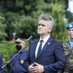 01.08.2020 Kielce. Uroczystości pod pomnikiem  "Harcerzom poległym za Ojczyznę" na Skwerze Szarych Szeregów w 76. rocznicę wybuchu Powstania Warszawskiego. Senator Krzysztof Słoń / Jarosław Kubalski / Radio Kielce