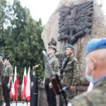 01.08.2020 Kielce. Uroczystości pod pomnikiem  "Harcerzom poległym za Ojczyznę" na Skwerze Szarych Szeregów w 76. rocznicę wybuchu Powstania Warszawskiego / Jarosław Kubalski / Radio Kielce