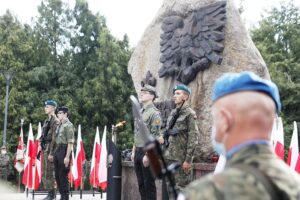 01.08.2020 Kielce. Uroczystości pod pomnikiem "Harcerzom poległym za Ojczyznę" na Skwerze Szarych Szeregów w 76. rocznicę wybuchu Powstania Warszawskiego / Jarosław Kubalski / Radio Kielce