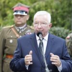 01.08.2020 Kielce. Uroczystości pod pomnikiem  "Harcerzom poległym za Ojczyznę" na Skwerze Szarych Szeregów w 76. rocznicę wybuchu Powstania Warszawskiego. Poseł Krzysztof Lipiec / Jarosław Kubalski / Radio Kielce