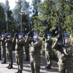 01.08.2020 Kielce. Uroczystości pod pomnikiem  "Harcerzom poległym za Ojczyznę" na Skwerze Szarych Szeregów w 76. rocznicę wybuchu Powstania Warszawskiego. Salwa honorowa / Jarosław Kubalski / Radio Kielce