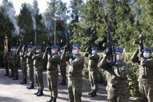 01.08.2020 Kielce. Uroczystości pod pomnikiem "Harcerzom poległym za Ojczyznę" na Skwerze Szarych Szeregów w 76. rocznicę wybuchu Powstania Warszawskiego. Salwa honorowa / Jarosław Kubalski / Radio Kielce