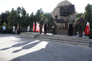 01.08.2020 Kielce. Uroczystości pod pomnikiem "Harcerzom poległym za Ojczyznę" na Skwerze Szarych Szeregów w 76. rocznicę wybuchu Powstania Warszawskiego / Jarosław Kubalski / Radio Kielce