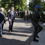 01.08.2020 Kielce. Uroczystości pod pomnikiem  "Harcerzom poległym za Ojczyznę" na Skwerze Szarych Szeregów w 76. rocznicę wybuchu Powstania Warszawskiego. Kwiaty składają poseł Krzysztof Lipiec i senator Krzysztof Słoń / Jarosław Kubalski / Radio Kielce