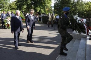 01.08.2020 Kielce. Uroczystości pod pomnikiem "Harcerzom poległym za Ojczyznę" na Skwerze Szarych Szeregów w 76. rocznicę wybuchu Powstania Warszawskiego. Kwiaty składają poseł Krzysztof Lipiec i senator Krzysztof Słoń / Jarosław Kubalski / Radio Kielce