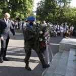 01.08.2020 Kielce. Uroczystości pod pomnikiem  "Harcerzom poległym za Ojczyznę" na Skwerze Szarych Szeregów w 76. rocznicę wybuchu Powstania Warszawskiego. Kwiaty składa wicewojewoda Rafał Nowak / Jarosław Kubalski / Radio Kielce