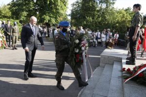 01.08.2020 Kielce. Uroczystości pod pomnikiem "Harcerzom poległym za Ojczyznę" na Skwerze Szarych Szeregów w 76. rocznicę wybuchu Powstania Warszawskiego. Kwiaty składa wicewojewoda Rafał Nowak / Jarosław Kubalski / Radio Kielce