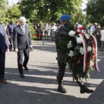 01.08.2020 Kielce. Uroczystości pod pomnikiem  "Harcerzom poległym za Ojczyznę" na Skwerze Szarych Szeregów w 76. rocznicę wybuchu Powstania Warszawskiego. Kwiaty składają przewodniczący sejmiku Andrzej Pruś i marszałek Andrzej Bętkowski / Jarosław Kubalski / Radio Kielce