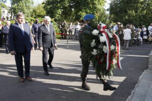 01.08.2020 Kielce. Uroczystości pod pomnikiem "Harcerzom poległym za Ojczyznę" na Skwerze Szarych Szeregów w 76. rocznicę wybuchu Powstania Warszawskiego. Kwiaty składają przewodniczący sejmiku Andrzej Pruś i marszałek Andrzej Bętkowski / Jarosław Kubalski / Radio Kielce