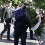 01.08.2020 Kielce. Uroczystości pod pomnikiem  "Harcerzom poległym za Ojczyznę" na Skwerze Szarych Szeregów w 76. rocznicę wybuchu Powstania Warszawskiego. Kwiaty składa sekretarz miasta Szczepan Skorupski / Jarosław Kubalski / Radio Kielce