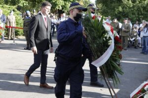 01.08.2020 Kielce. Uroczystości pod pomnikiem "Harcerzom poległym za Ojczyznę" na Skwerze Szarych Szeregów w 76. rocznicę wybuchu Powstania Warszawskiego. Kwiaty składa sekretarz miasta Szczepan Skorupski / Jarosław Kubalski / Radio Kielce