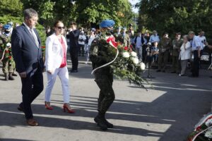 01.08.2020 Kielce. Uroczystości pod pomnikiem "Harcerzom poległym za Ojczyznę" na Skwerze Szarych Szeregów w 76. rocznicę wybuchu Powstania Warszawskiego. Kwiaty składają wiceprzewodniczący rady miasta Jarosław Karyś i radna Marianna Noworycka-Gniatkowska / Jarosław Kubalski / Radio Kielce